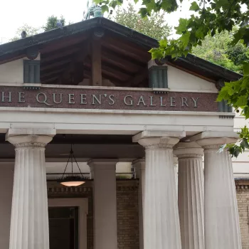 An image of the front of The King's Gallery at Buckingham Palace, showing the signage above the front doors.